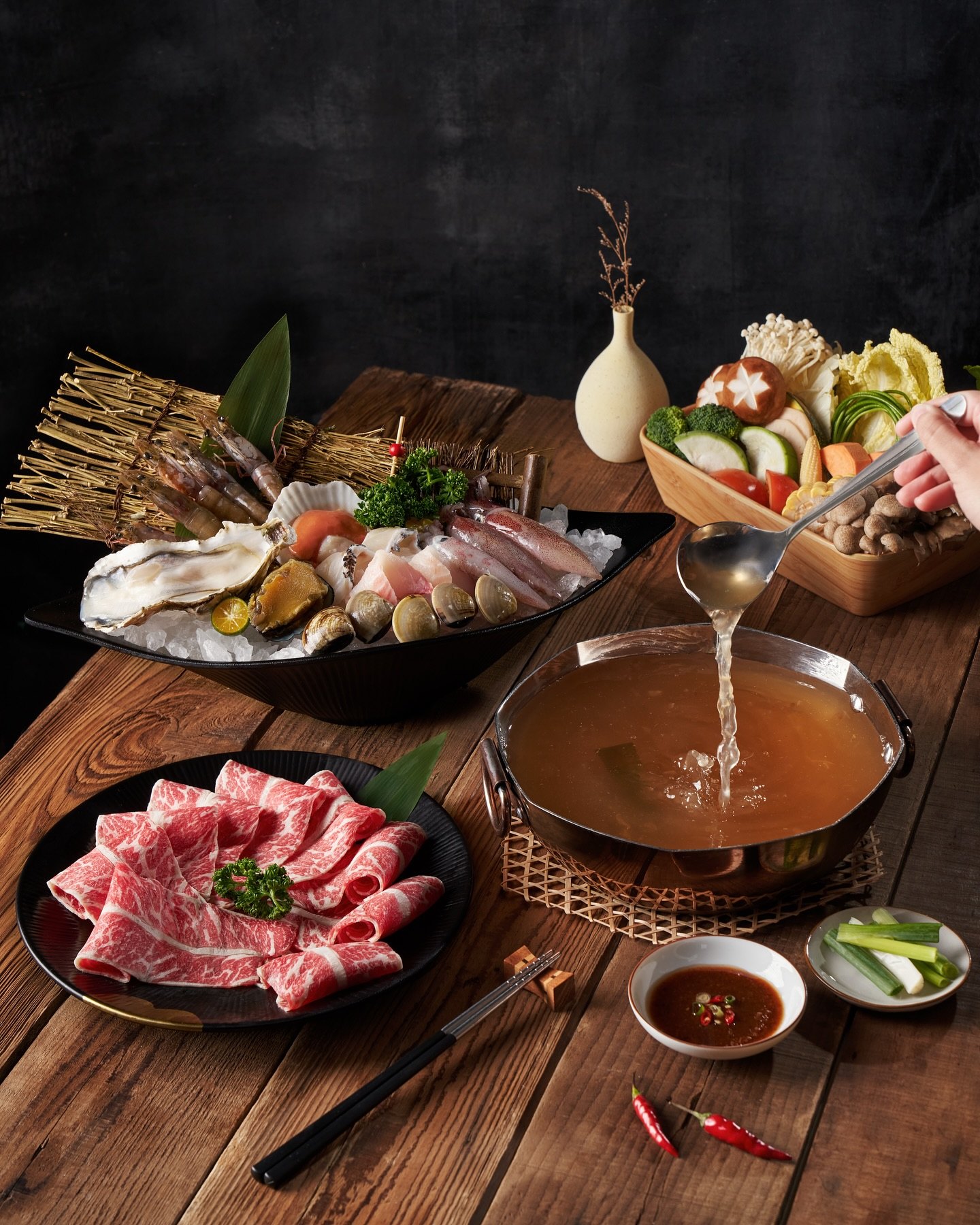 火鍋餐桌與食材
