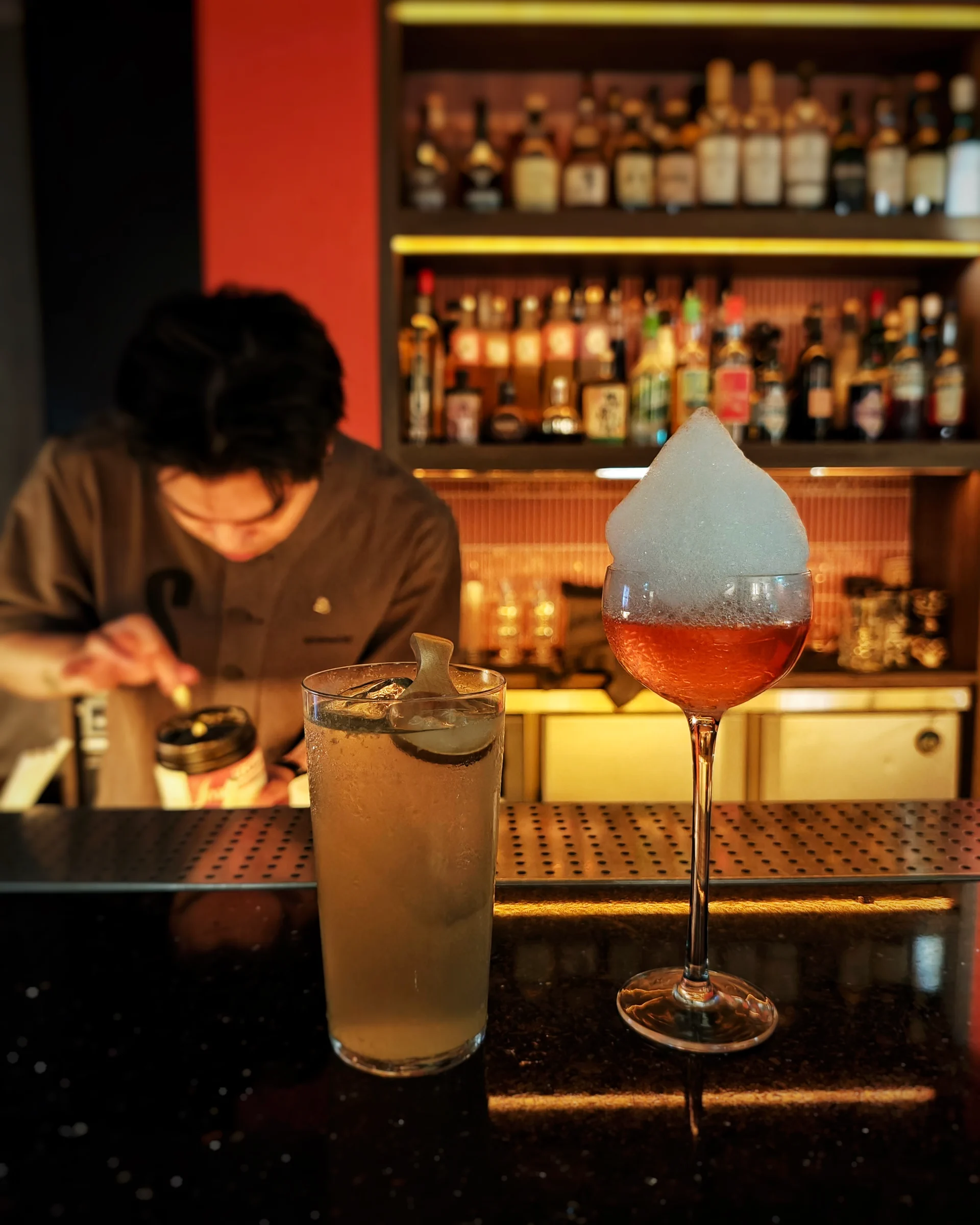 Slap & Pop 吧台工作現場與兩杯飲品