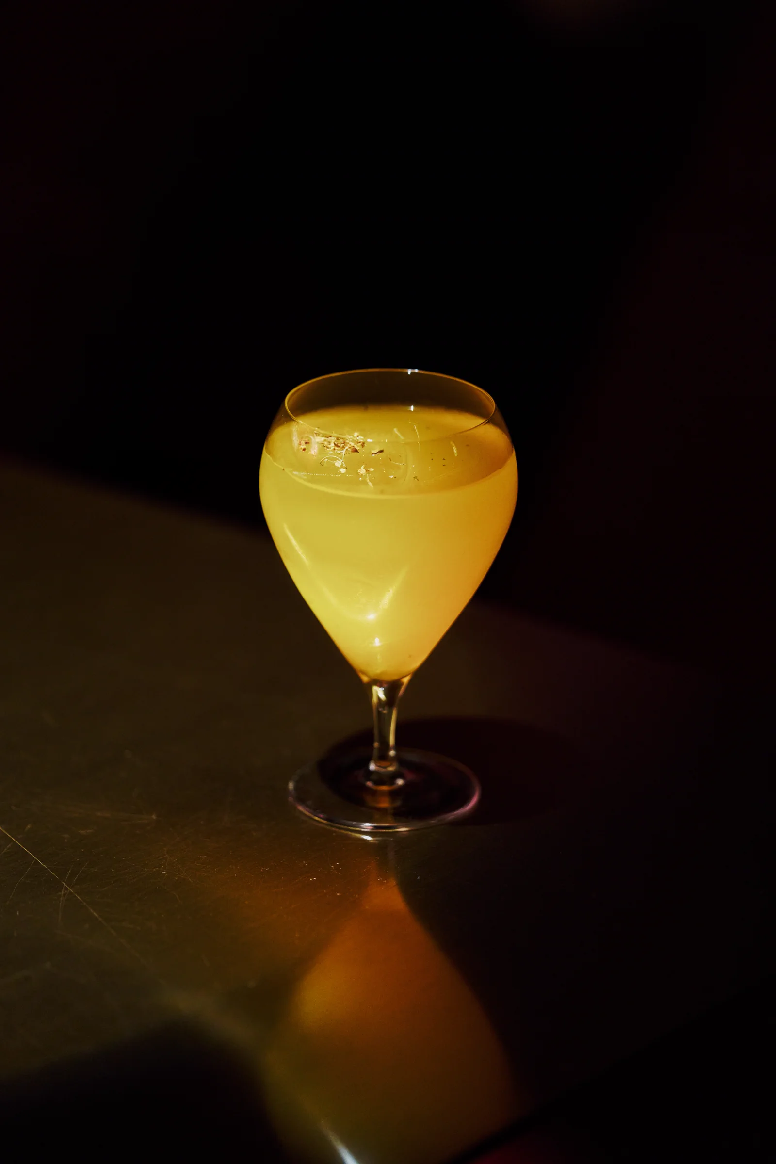 Slap & Pop 黃色調飲品與吧台光影