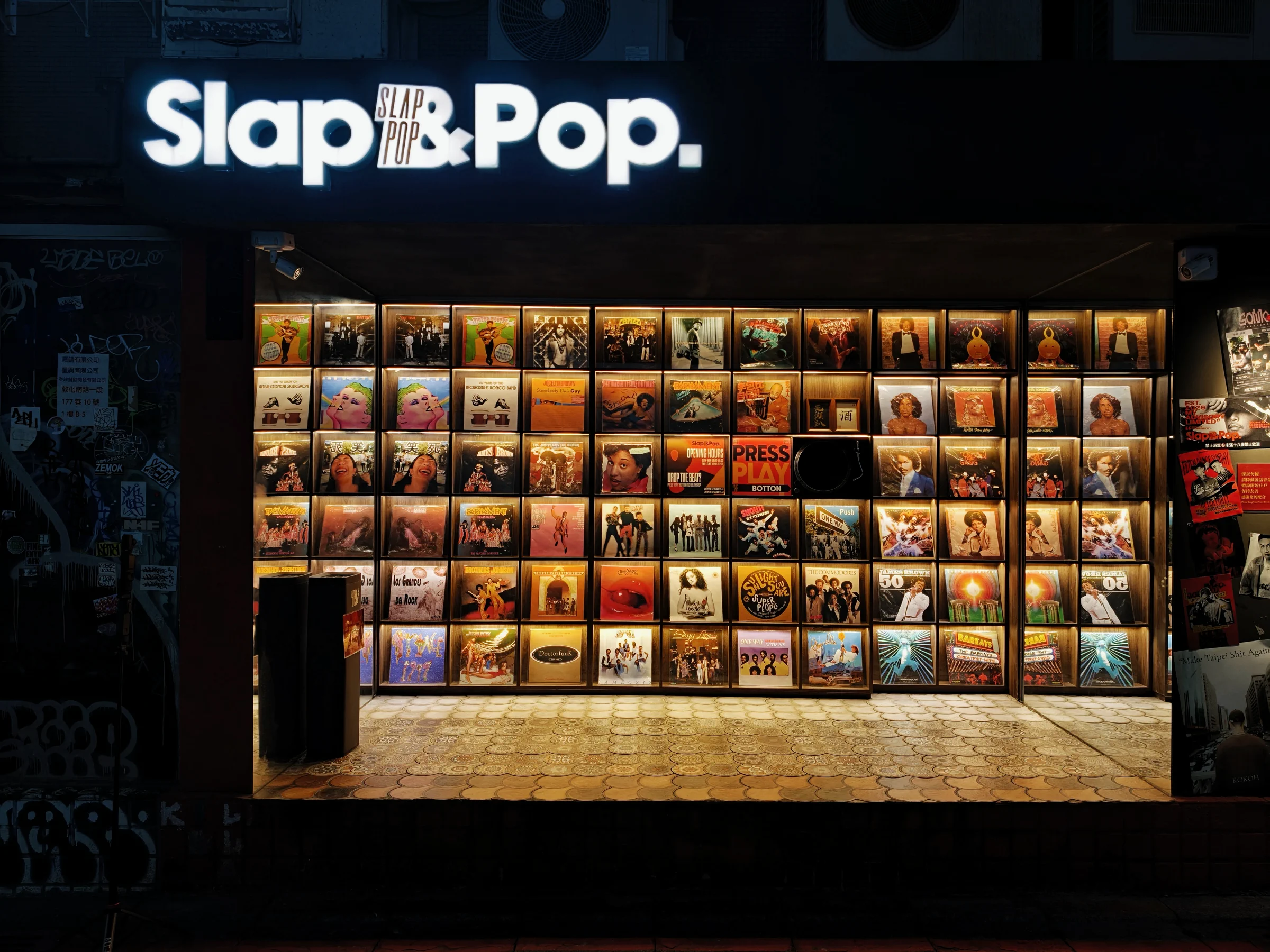 Slap & Pop 入口外觀與整面唱片陳列