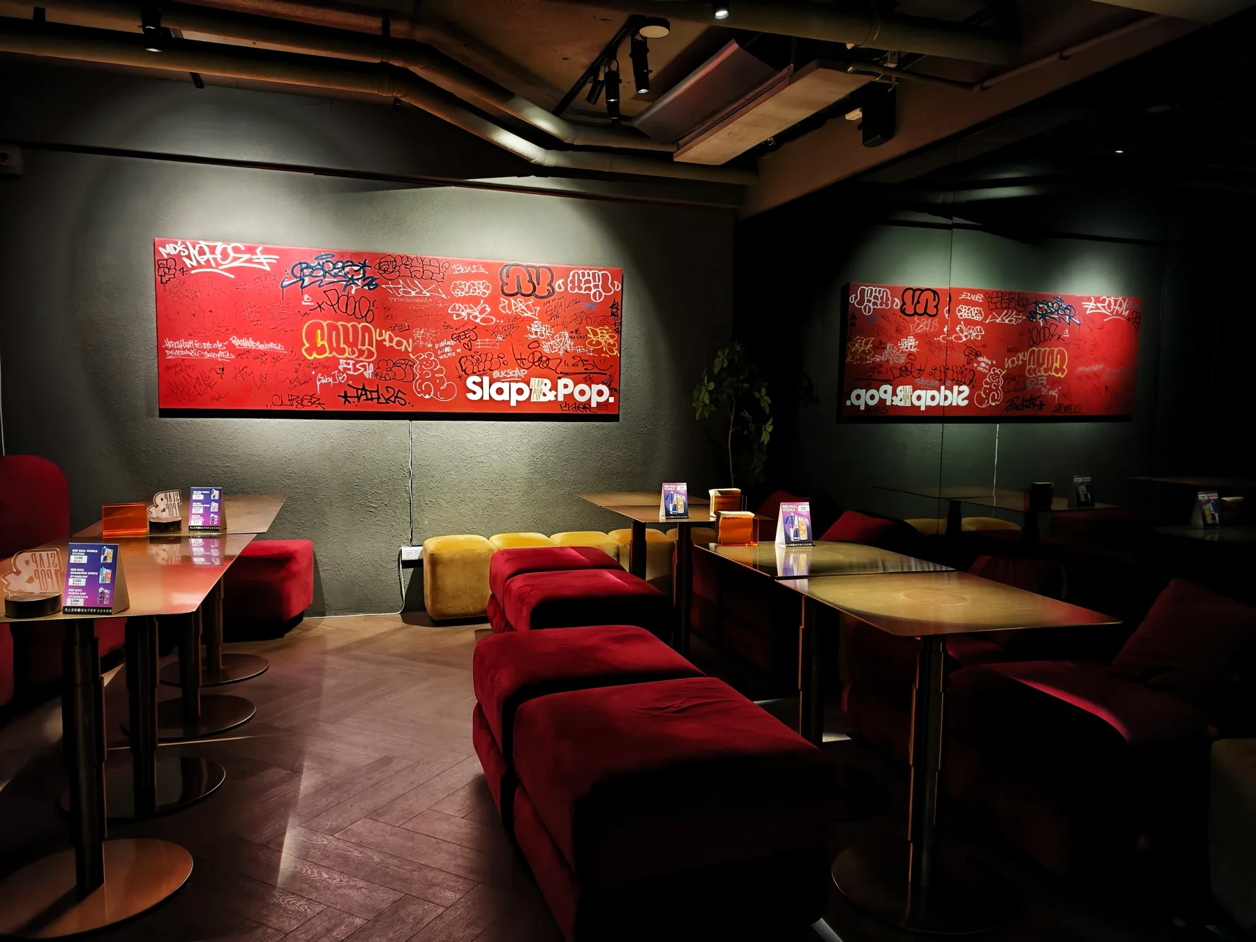 Slap & Pop 的座位、紅色沙發與牆面店名