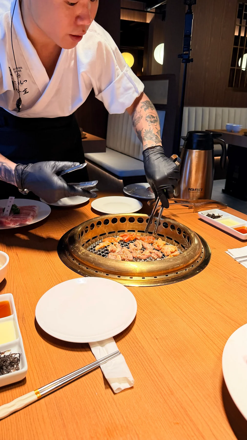 燒肉好室桌邊出餐與炭火燒肉場景