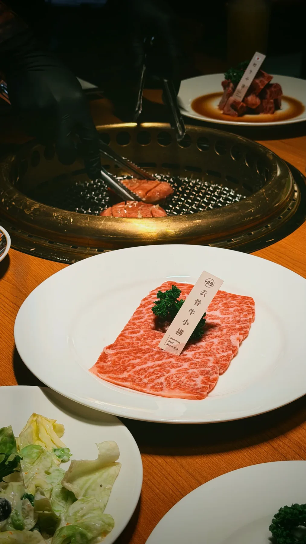 燒肉好室餐點與桌邊燒烤