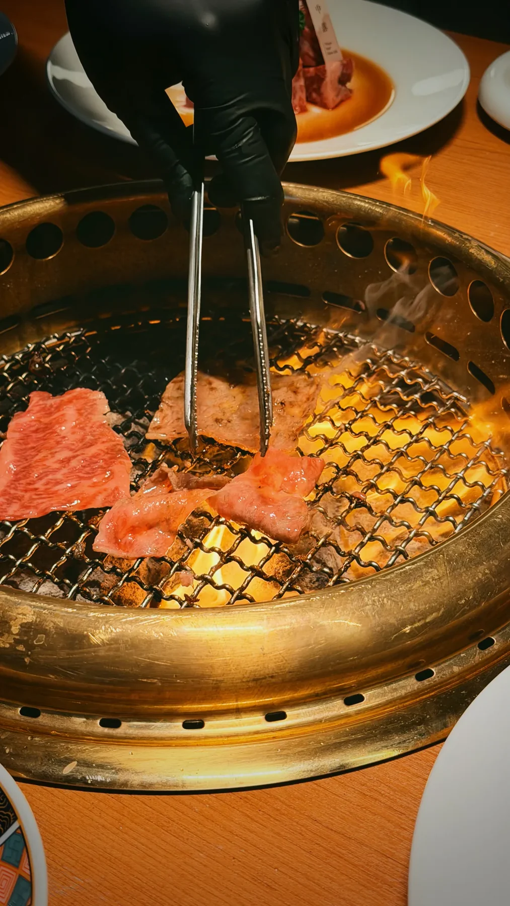 燒肉好室桌邊燒烤畫面