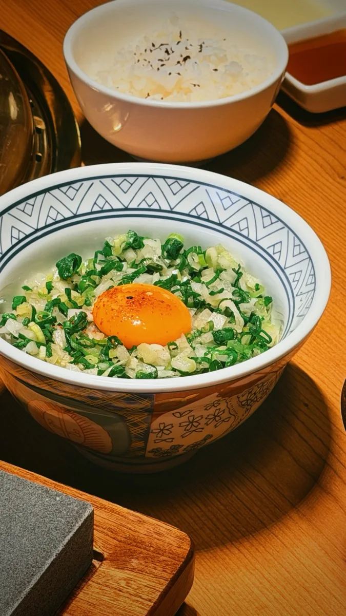 桌面上的碗裝餐點