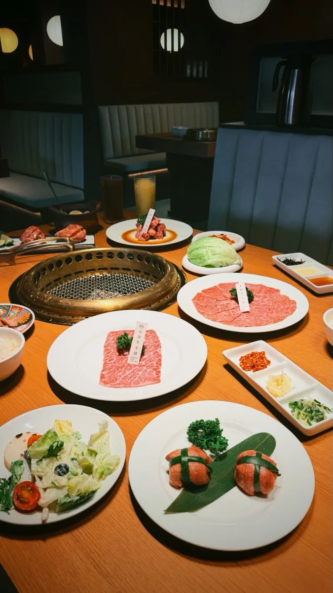 燒肉好室餐桌上的料理與擺盤