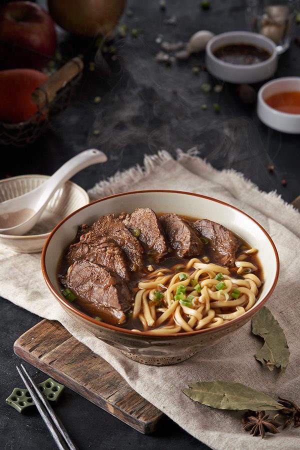 桌布與牛肉麵