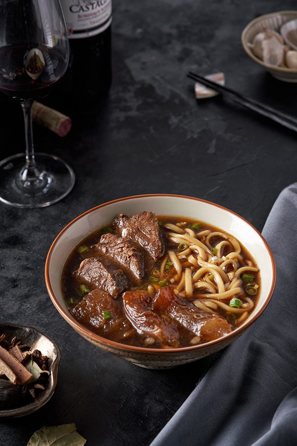 深色場景的牛肉麵