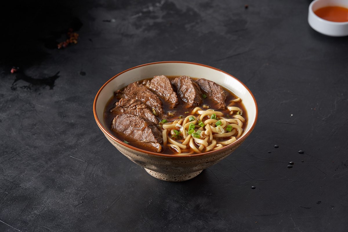 深色背景的牛肉麵