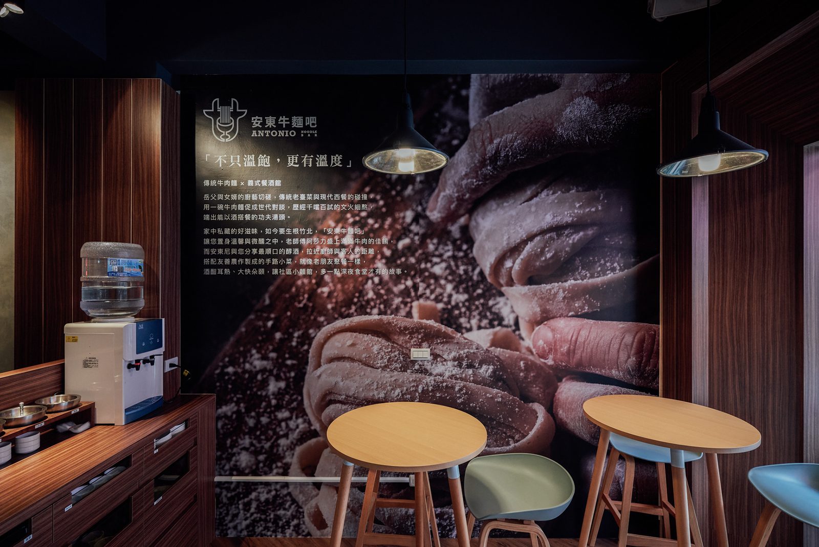 麵條工序影像印製成店內大型牆面