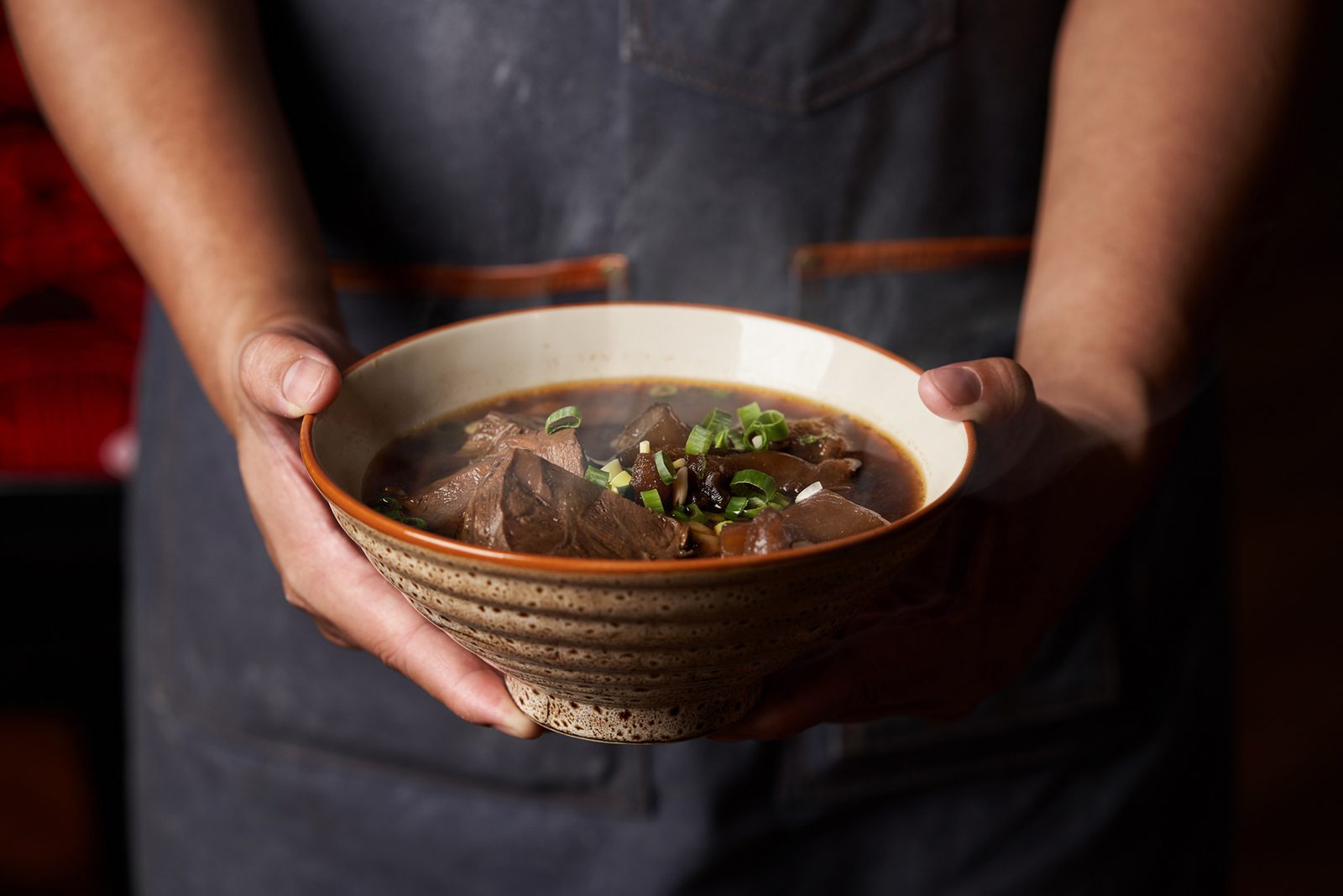 雙手捧起牛肉麵