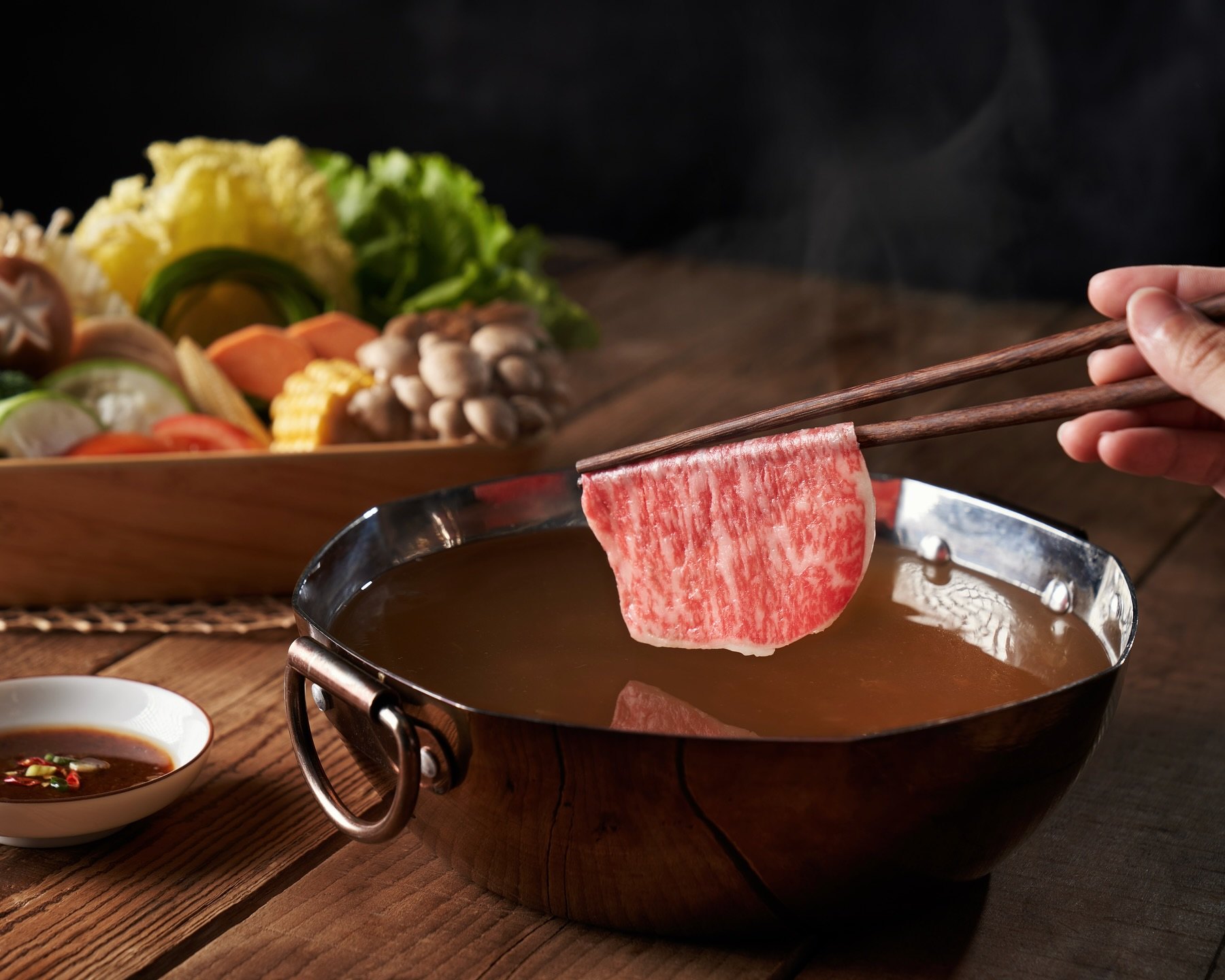 肉品入鍋前的手部動作