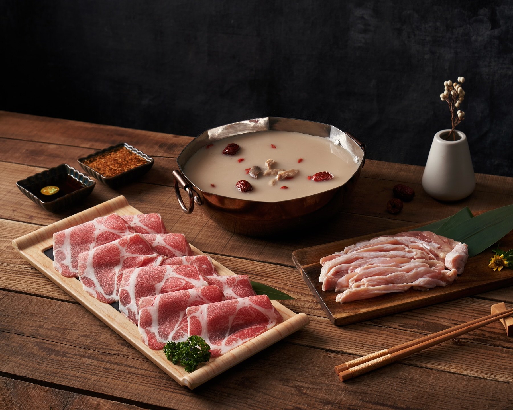 肉品、湯底與餐桌器皿