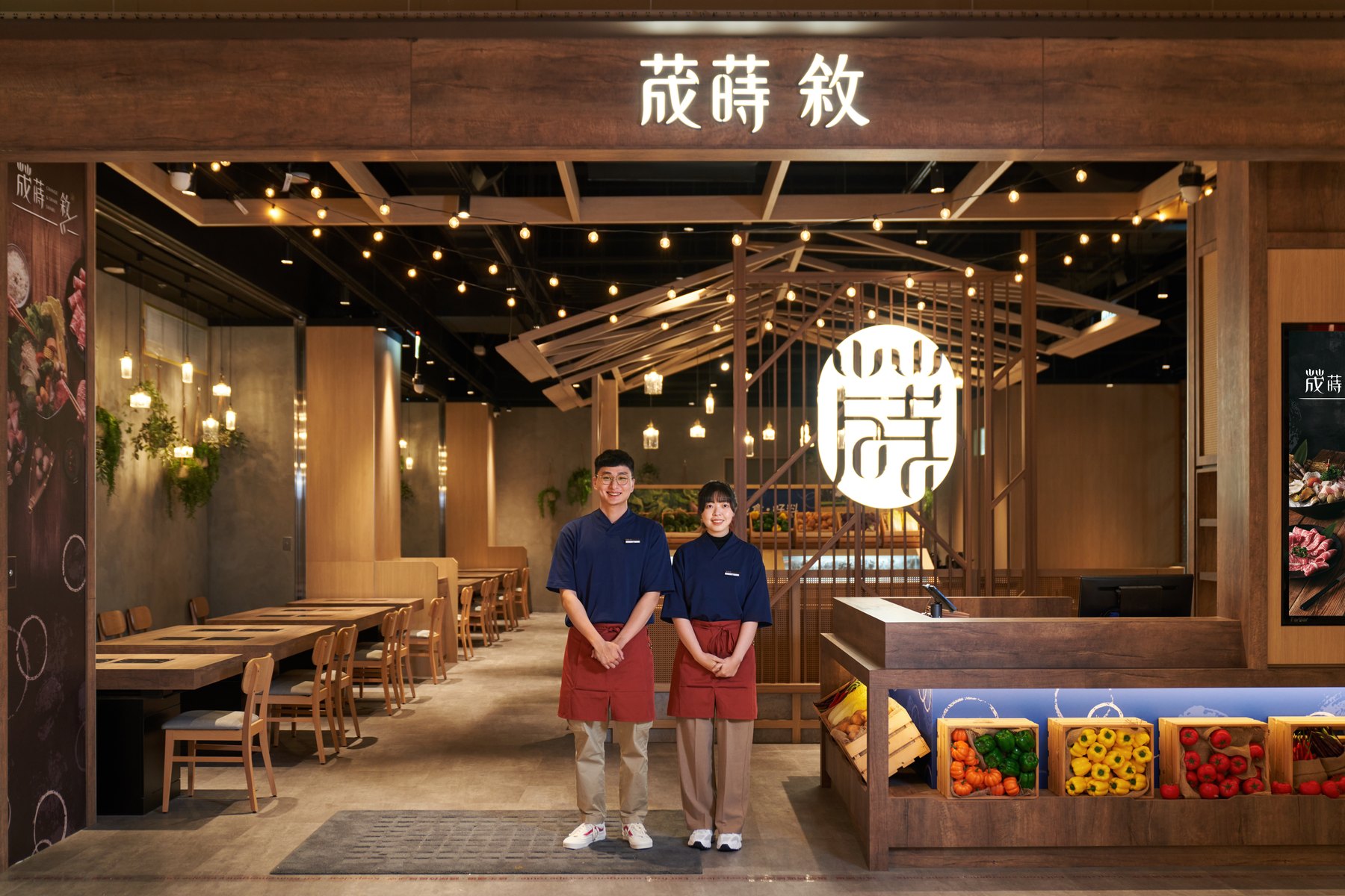 店面入口與服務團隊