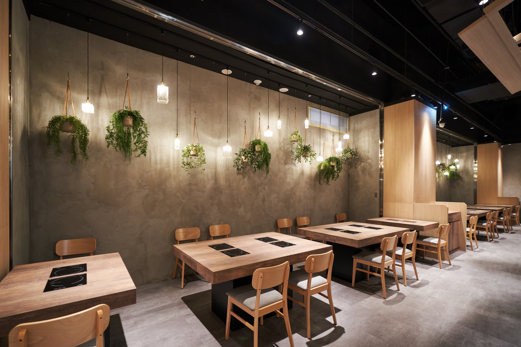 植栽與靠牆座位