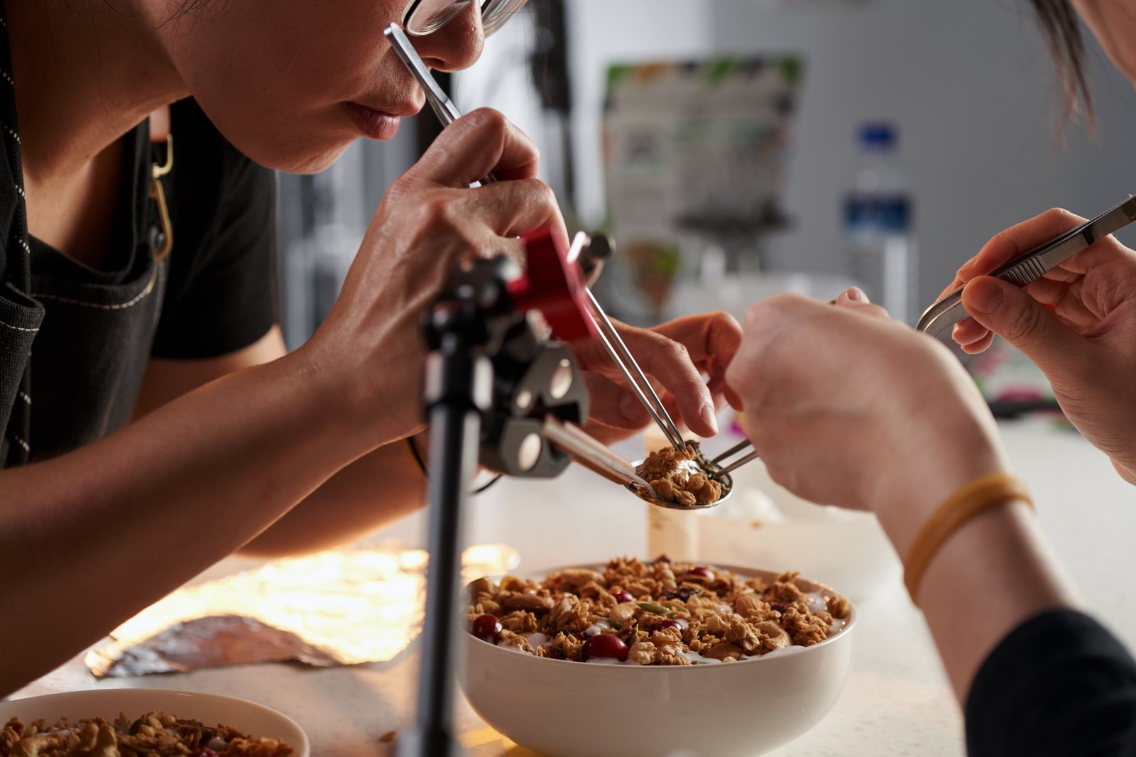 工作人員用工具調整食材