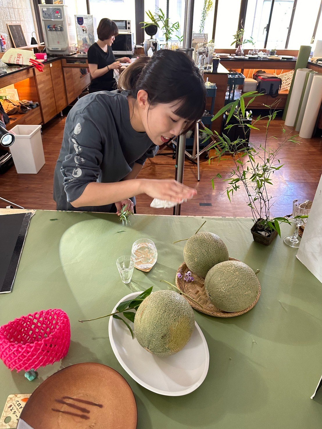 團隊整理枝葉與哈密瓜桌景的工作紀錄