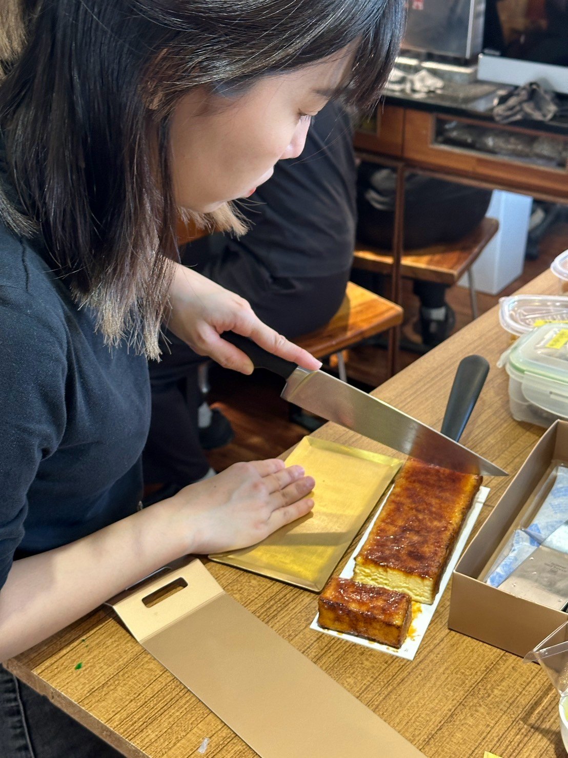 拍攝前切分糕點、準備食物的現場