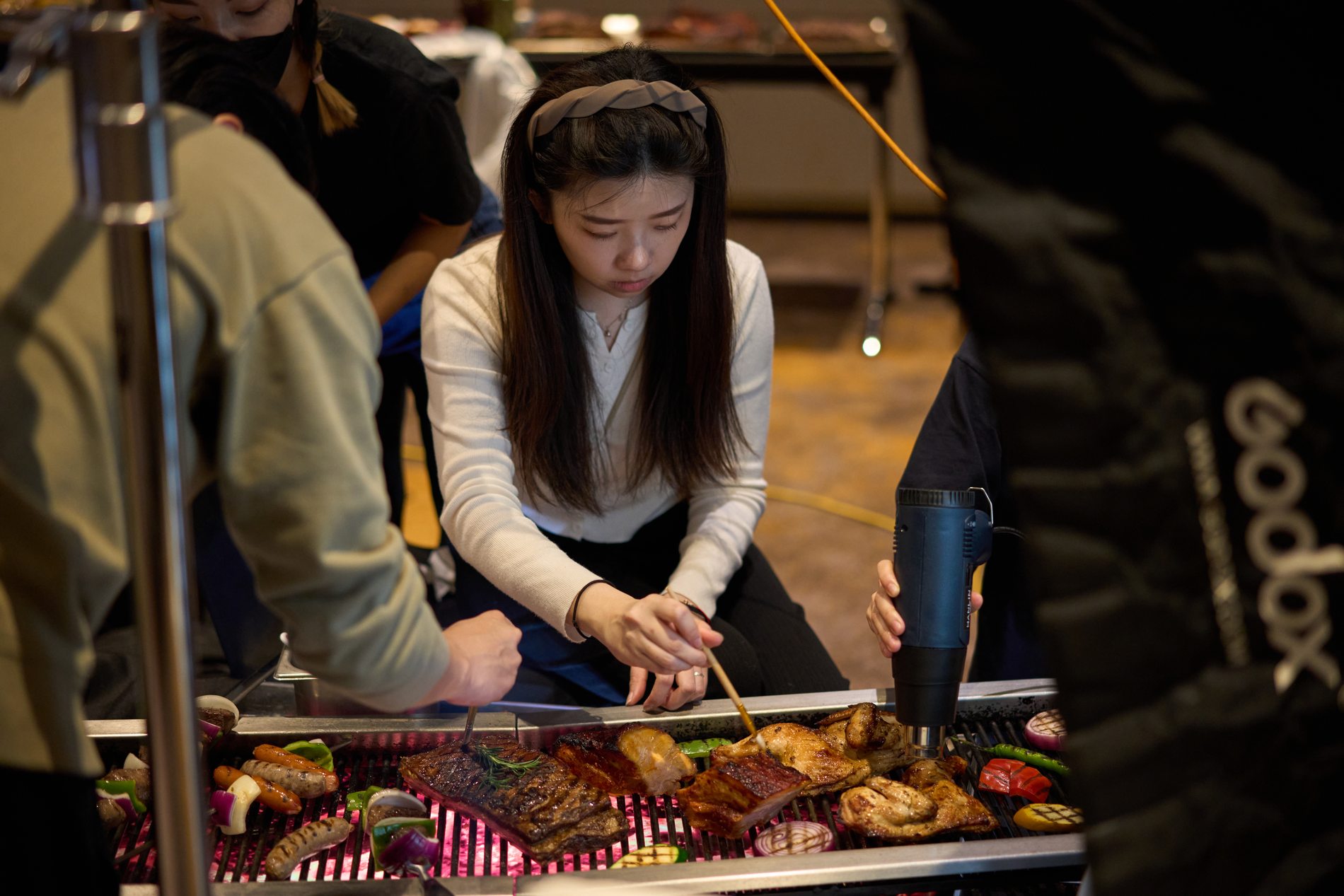 烤台上的食物造型工作
